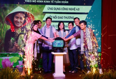 Các đại biểu thực hiện nghi thức khởi động dự án.