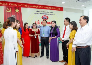 Lãnh đạo Tỉnh ủy Vĩnh Phúc trao đổi với cán bộ, đảng viên tại lễ ra mắt Chi bộ Công ty TNHH Compal (Việt Nam). Ảnh: vinhphuc.dcs.vn