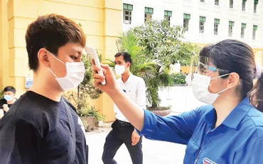 Huyền Anh tham gia ứng trực phòng, chống dịch Covid-19 tại địa phương. 