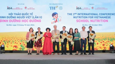 Đại diện ban tổ chức tặng hoa các báo cáo viên, diễn giả tại hội thảo