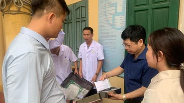Đoàn công tác của Bộ Y tế kiểm tra các hoạt động bảo đảm công tác y tế tại các đơn vị liên quan trên địa bàn huyện Đông Anh, TP Hà Nội.