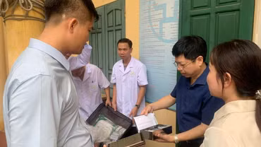 Đoàn công tác của Bộ Y tế kiểm tra các hoạt động bảo đảm công tác y tế tại các đơn vị liên quan trên địa bàn huyện Đông Anh, TP Hà Nội.