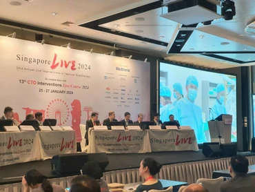 Các đại biểu tham dự Singlive 2024 tại đầu cầu Singapore đang theo dõi và bình luận ca can thiệp truyền hình trực tiếp từ Viện Tim mạch Việt Nam.