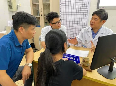 PGS, TS Đinh Ngọc Sơn, Trưởng khoa Phẫu thuật cột sống, Bệnh viện Hữu nghị Việt Đức khám gù vẹo cột sống cho trẻ em.