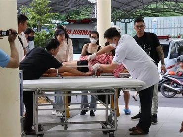 Những người bị thương được đưa về Bệnh viện Đa khoa tỉnh Khánh Hòa để điều trị. (Ảnh: TTXVN)