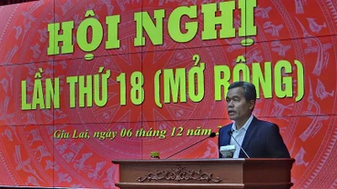 Ủy viên Trung ương Đảng, Bí thư Tỉnh ủy, Chủ tịch HĐND tỉnh Hồ Văn Niên phát biểu khai mạc hội nghị.