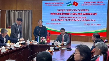 Phó Thủ tướng, Chủ tịch Ủy ban Gia đình và Phụ nữ Uzbekistan Zulaykho Makhkamova phát biểu.