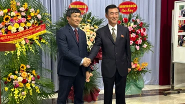 Thứ trưởng Thường trực Bộ Ngoại giao Nguyễn Minh Vũ (bên trái) và Đại biện lâm thời Đại sứ quán Triều Tiên Ri Ho Jun.