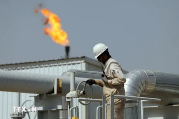 Công nhân làm việc tại nhà máy lọc dầu ở Wasit (Iraq). (Ảnh: THX/TTXVN)