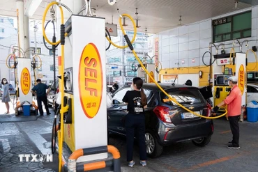 Bơm xăng cho phương tiện tại trạm xăng ở Seoul, Hàn Quốc. (Nguồn: THX/TTXVN)