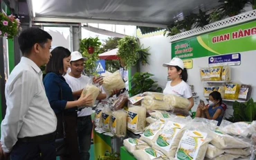 Người dân, du khách mua sản phẩm OCOP tại Hội chợ Nông nghiệp Hòa Vang năm 2022.