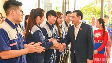 [Ảnh] Chủ tịch Quốc hội Vương Đình Huệ trao nhà Đại đoàn kết và tặng quà cho công nhân tỉnh Bắc Giang
