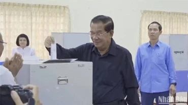 Chủ tịch Đảng Nhân dân Campuchia Samdech Techo Hun Sen bỏ phiếu tại tỉnh Kandal. (Ảnh: Nguyễn Hiệp)