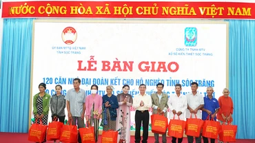 Lãnh đạo tỉnh Sóc Trăng và Công ty trách nhiệm hữu hạn một thành viên Xổ số kiến thiết Sóc Trăng trao nhà Đại đoàn kết cho các hộ nghèo.