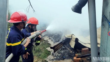 Lực lượng chức năng triển khai chữa cháy.