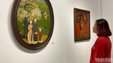 Công chúng tham quan Triển lãm.