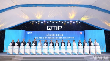 Các đại biểu nhấn nút khởi công xây dựng dự án Khu công nghiệp Quảng Trị.
