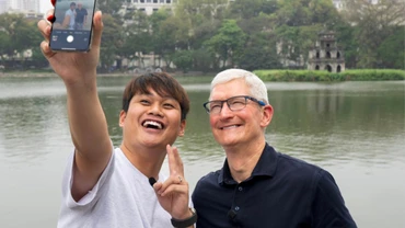 Tổng Giám đốc Apple Tim Cook cùng nhà sáng tạo nội dung Ngô Đức Duy check-in hồ Gươm. (Ảnh: Tài khoản X của Tim Cook) 