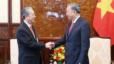 Chủ tịch nước Tô Lâm đã tiếp Đại sứ Trung Quốc tại Việt Nam Hùng Ba tại Phủ Chủ tịch. (Ảnh: TTXVN)