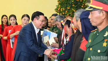 [Ảnh] Chủ tịch Quốc hội Vương Đình Huệ tặng quà cho gia đình chính sách, người lao động có hoàn cảnh khó khăn tỉnh Yên Bái 