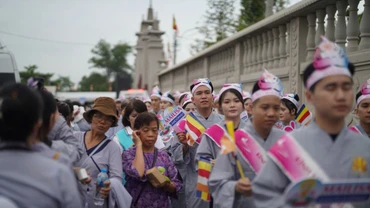 Dòng người xếp hàng dài từ cổng vào bên trong chùa Thanh Tâm. (Ảnh: TTXVN)