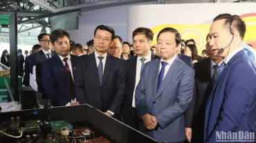 Phó Thủ tướng Chính phủ Trần Hồng Hà cùng các đại biểu tham quan các gian triển lãm tại Diễn đàn. 