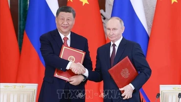 Chủ tịch Trung Quốc Tập Cận Bình (trái) và Tổng thống Nga Vladimir Putin tại cuộc gặp ở Moskva ngày 8/5/2025. (Ảnh: THX/TTXVN)