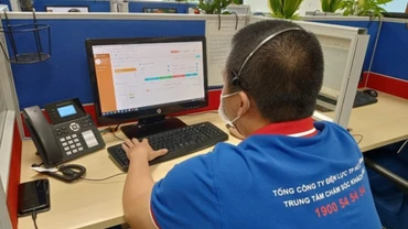 Nhân viên của Trung tâm chăm sóc khách hàng EVNHCMC ứng trực để xử lý các sự cố liên quan đến điện trong dịp lễ.