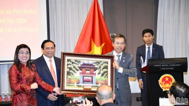 Thủ tướng Phạm Minh Chính tặng quà lưu niệm cho Đại sứ quán Việt Nam tại Australia.