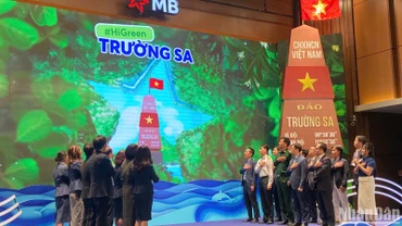 Khoảnh khắc phát động chương trình "HiGreen Trường Sa", trồng một triệu cây xanh cho Trường Sa thân yêu.
