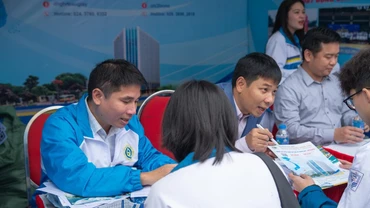 Giảng viên Trường đại học Giao thông vận tải tư vấn ngành, nghề cho các học sinh trung học phổ thông. 