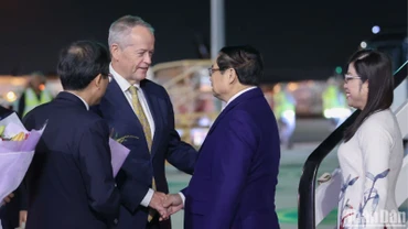 Thủ tướng Phạm Minh Chính và Phu nhân cùng Đoàn đại biểu cấp cao Việt Nam tới sân bay quốc tế Melbourne vào khoảng 21 giờ 20 phút theo giờ địa phương.