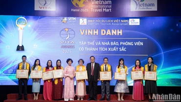VITA Awards 2025 vinh danh các nhà báo có những đóng góp xuất sắc cho ngành du lịch Việt Nam trong năm vừa qua. (Ảnh: SƠN TÙNG)