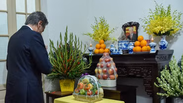 Ngoại trưởng Hoa Kỳ Antony Blinken thắp hương viếng Tổng Bí thư Nguyễn Phú Trọng.