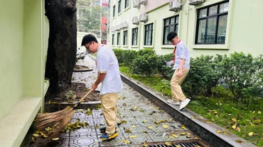 Học sinh Trường trung học cơ sở Thái Thịnh cùng nhau vệ sinh trường, lớp. 