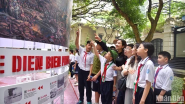 Đoạt giải Nhất cuộc thi tìm hiểu về Chiến dịch Điện Biên Phủ cấp trường, lớp 6A1 được Trường trung học cơ sở Lê Lợi lựa chọn là lớp đầu tiên trải nghiệm triển lãm.