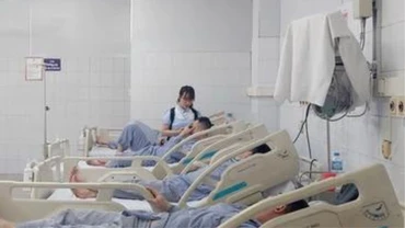 Các công nhân bị thương đang được chăm sóc tại Bệnh viện Đa khoa tỉnh Quảng Ninh. Ảnh: TTXVN