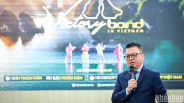 Đồng chí Lê Quốc Minh, Ủy viên Trung ương Đảng, Tổng Biên tập Báo Nhân Dân, Phó Trưởng Ban Tuyên giáo và Dân vận Trung ương, Chủ tịch Hội Nhà báo Việt Nam đến dự và giới thiệu về MV và dự án "Bond in Việt Nam".