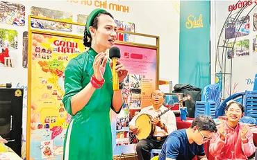 Diễn viên Hạ Nắng (áo dài xanh) diễn các trích đoạn cải lương, đờn ca tài tử tại sân khấu nhỏ thuộc Đường Sách Thành phố Hồ Chí Minh. 