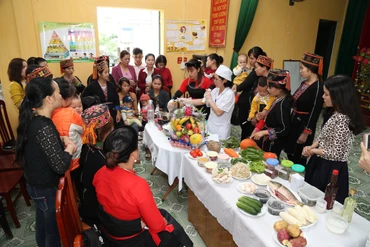 Người dân xã Hùng Đức, Hàm Yên, Tuyên Quang nghe hướng dẫn về cách chế biến bữa ăn đủ chất dinh dưỡng tốt để giúp trẻ phát triển toàn diện.