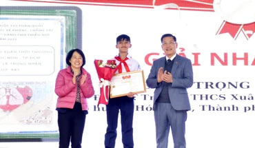 Trao giải Nhất cá nhân cuộc thi Tìm hiểu kiến thức về phòng, chống tác hại của thuốc lá dành cho thiếu nhi năm 2023.