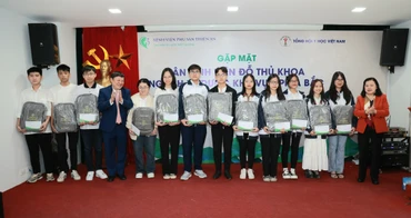 Lãnh đạo Tổng hội Y học Việt Nam tặng quà cho các tân sinh viên đỗ thủ khoa ngành Y Dược các tỉnh phía bắc năm học 2023-2024.