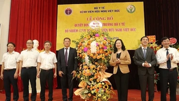 Bộ trưởng Y tế Đào Hồng Lan cùng lãnh đạo Bộ Y tế tặng hoa chúc mừng tân Giám đốc Bệnh viện Hữu nghị Việt Đức.