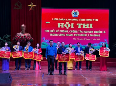 Ban tổ chức trao giải cho các đội đoạt giải tại hội thi.