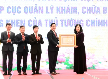 Bộ trưởng Y tế Đào Hồng Lan trao Bằng khen của Thủ tướng chính phủ tặng Cục Quản lý khám bệnh, chữa bệnh