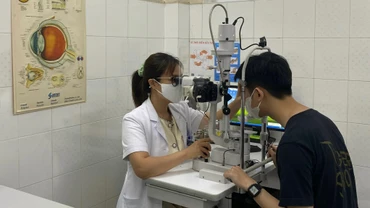 Các bác sĩ Bệnh viện Mắt Trung ương khám sàng lọc bệnh đau mắt đỏ.