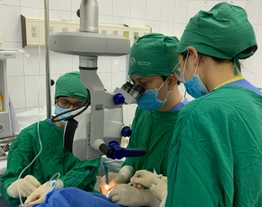 Phó Giáo sư, Tiến sĩ Lê Xuân Cung và kíp phẫu thuật đang thực hiện ca ghép giác mạc.