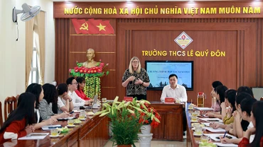 Bà Kelly Pattison, Giám đốc tổ chức Circular Learning, chia sẻ, trao đổi kinh nghiệm và các phương pháp dạy học hiện đại cho đội ngũ giáo viên tiếng Anh của thành phố Tuyên Quang.