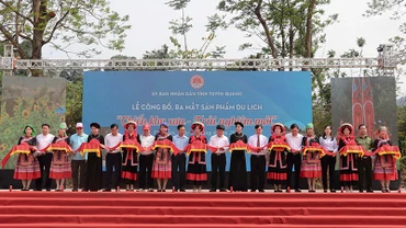 Các đại biểu cắt băng công bố, ra mắt sản phẩm du lịch “Chiến khu xưa-Trải nghiệm mới”.