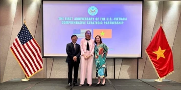 Bà Susan Burns - Tổng Lãnh sự Hoa Kỳ tại TP.HCM (đứng giữa), bà Đặng Huỳnh Ức My - Chủ tịch HĐQT TTC AgriS (bên phải) và ông Thái Văn Chuyện - Tổng Giám đốc TTC AgriS (bên trái) ghi lại kỷ niệm gặp gỡ trong buỗi lễ